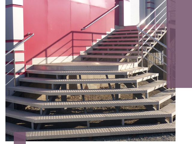 Лестницы для магазина в Курганинске — изготовление и монтаж