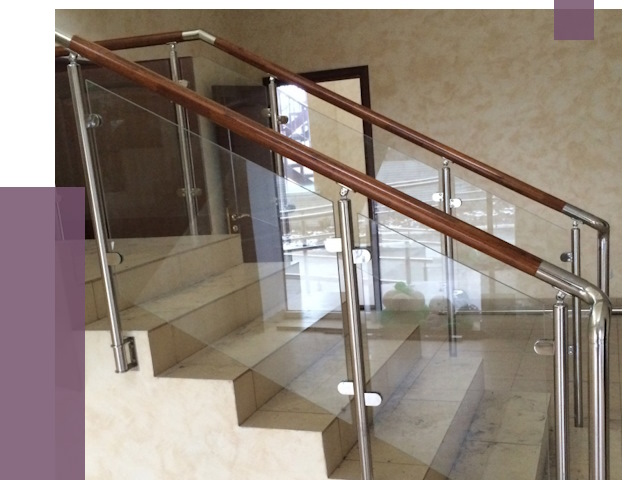 Комбинированные перила из металла и дерева в Курганинске