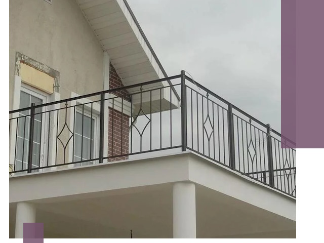 Изготовление балконных ограждений в Курганинске из металла и стекла