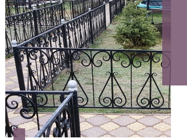 Кованые газонные ограждения под ключ в Курганинске